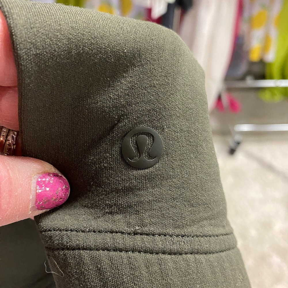 8023 -Flaw Lululemon In-Form Short- Dark Olive- size 4 -3.5” inseam - Picture 6 of 8